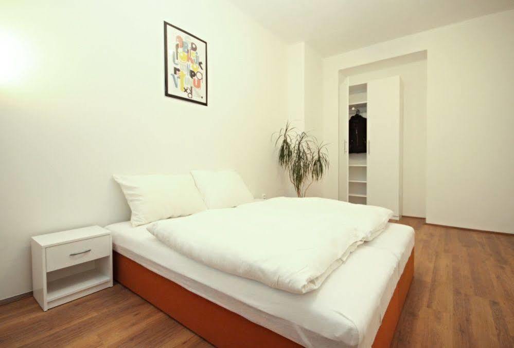 Jezerka Apartments Прага Экстерьер фото
